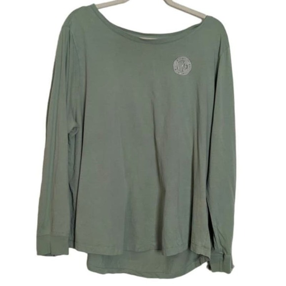 The Nike Tee Women's Size 2X Green Long Sleeved Round Neck Graphic Athletic 2X - Picture 1 of 5